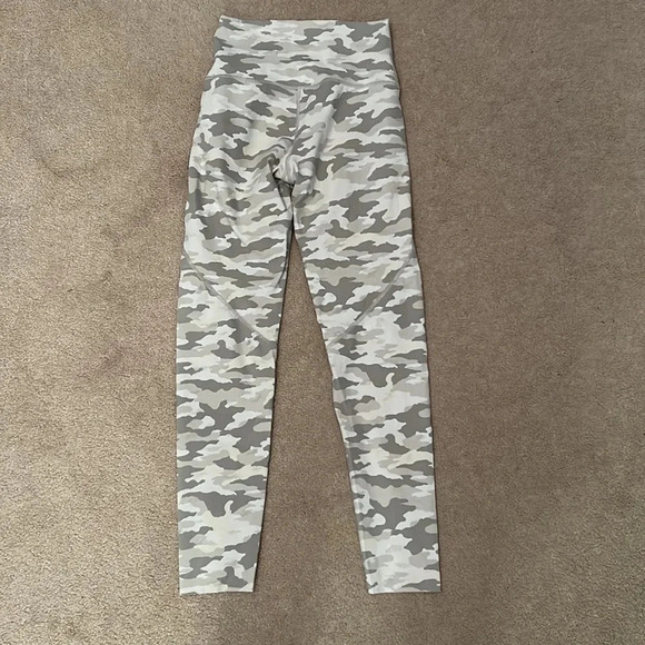 Aerie chill play move camouflage leggings size small white and gray - Picture 3 of 7